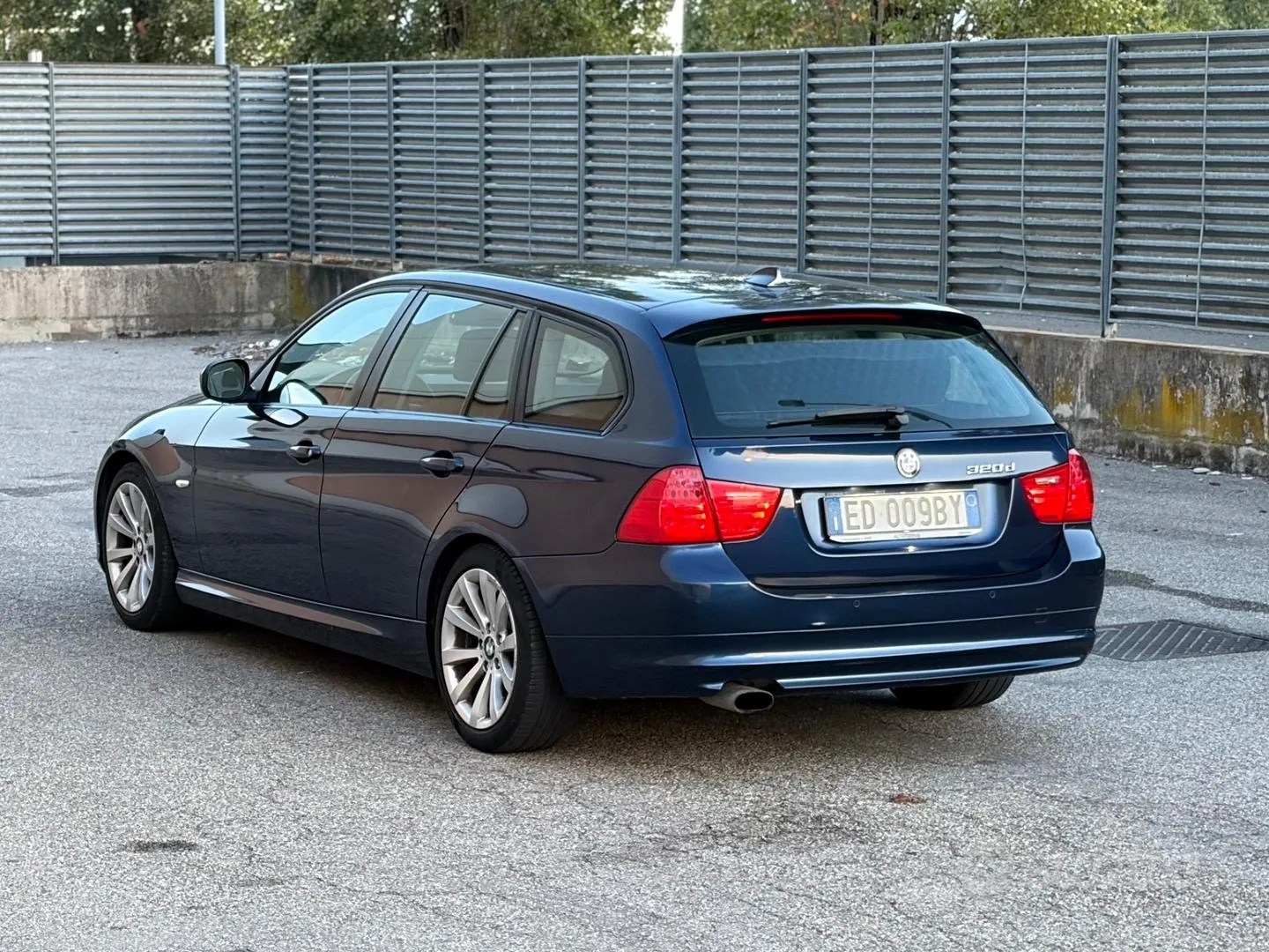 BMW 3 Series 2010 photo 4