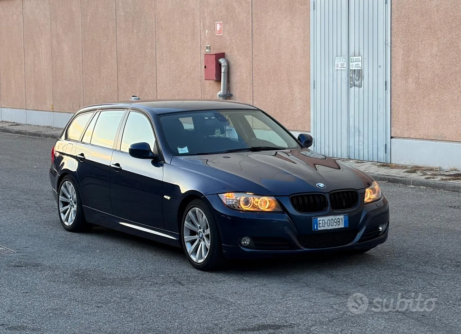BMW 3 Series 2010 photo 2
