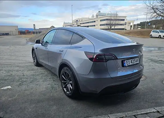 Tesla Model Y 2024 photo 3
