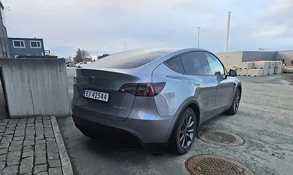 Tesla Model Y 2024 photo 4
