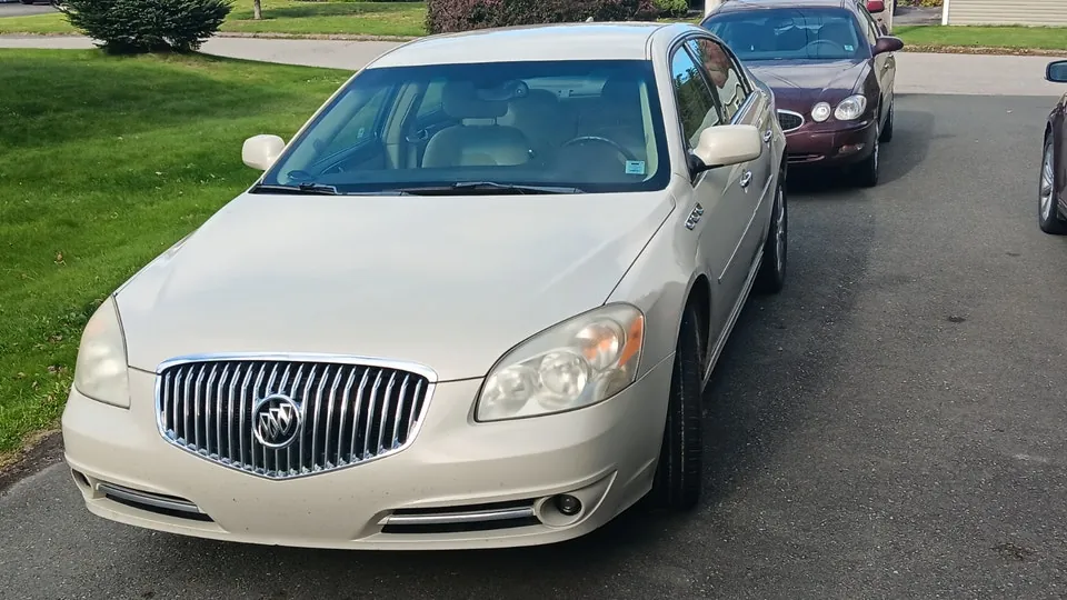 Buick Lucerne 2011 photo 2