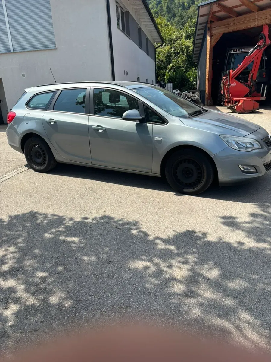 Opel Astra 2011 photo 3