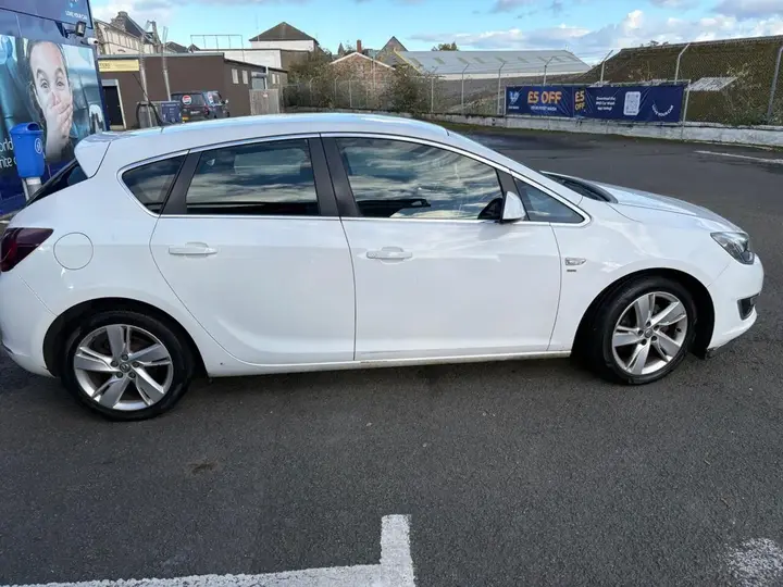 Vauxhall Astra 2013 photo 4