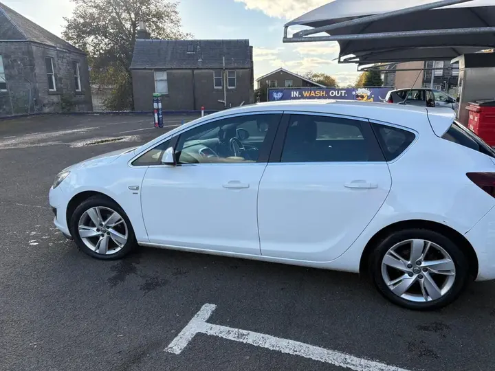 Vauxhall Astra 2013 photo 2