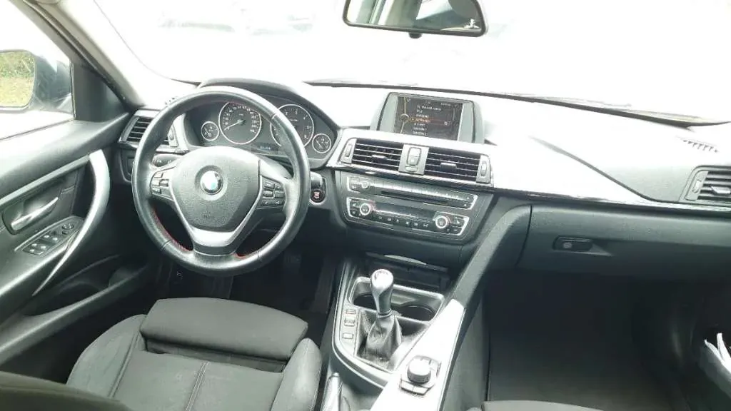 BMW 3 Series 2012 photo 2