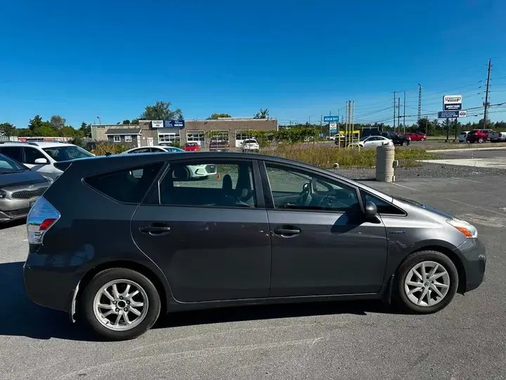 Toyota Prius V 2013 photo 2