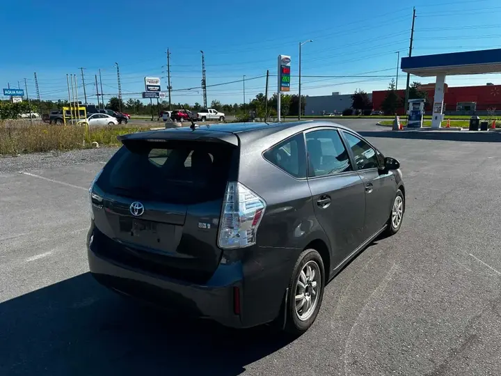 Toyota Prius V 2013 photo 3