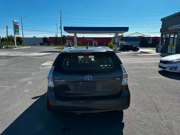 Toyota Prius V 2013 photo 4