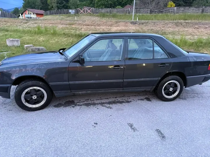 Mercedes-Benz E-Class 1988 photo 3