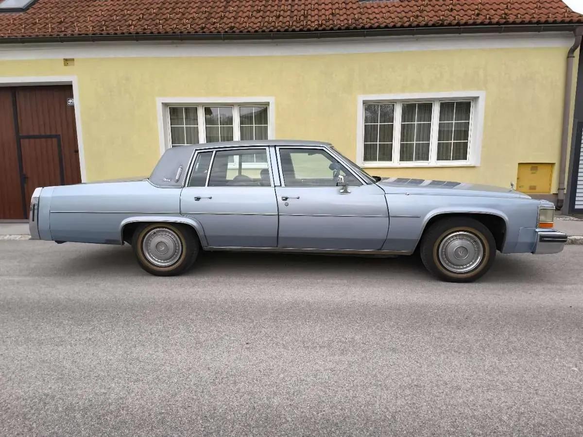 Cadillac Fleetwood Brougham 1981 photo 3