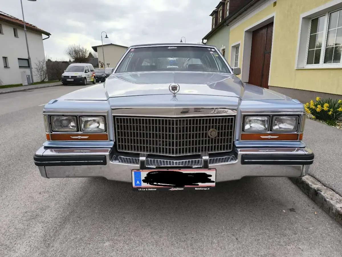 Cadillac Fleetwood Brougham 1981 photo 2