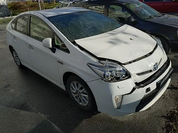 Toyota Prius Plug-In Hybrid 2014 photo 2