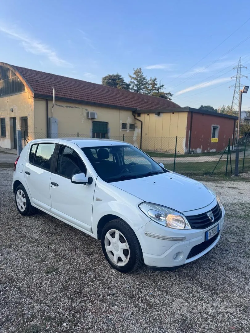 Dacia Sandero 2009 photo 3