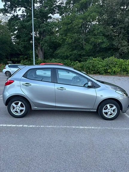 Mazda 2 2010 photo 3