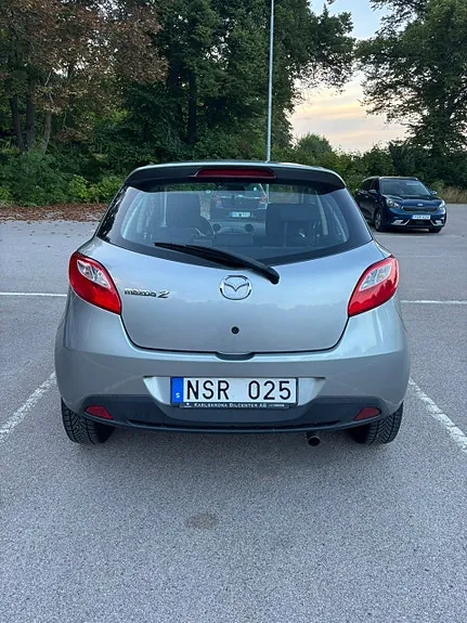 Mazda 2 2010 photo 2