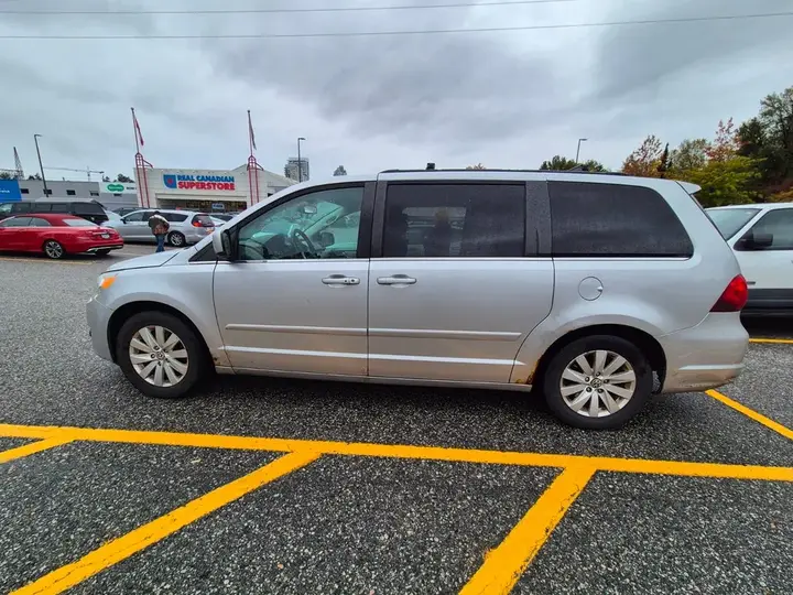 Volkswagen Routan 2012 photo 4