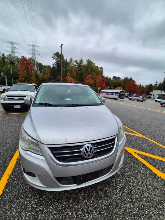 Volkswagen Routan 2012 photo 2
