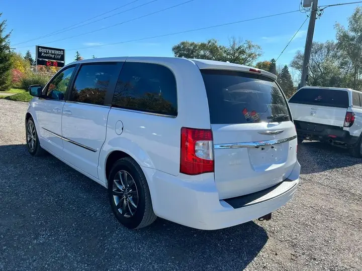 Chrysler Town & Country 2016 photo 3