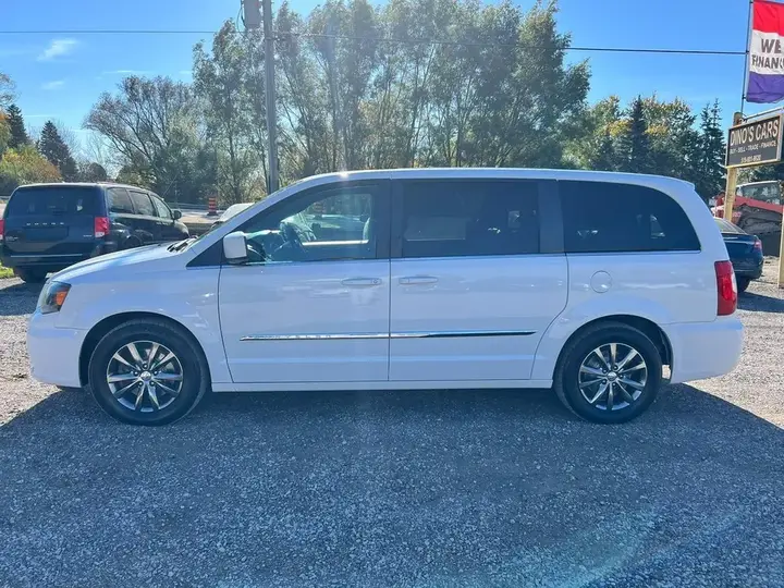 Chrysler Town & Country 2016 photo 2