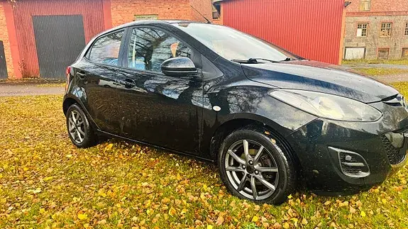Mazda 2 2011 photo 2
