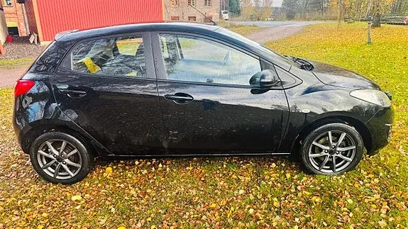 Mazda 2 2011 photo 4