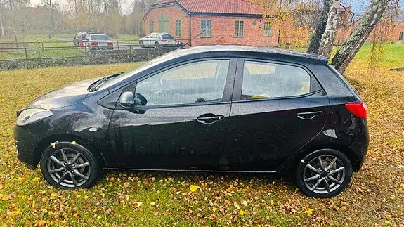 Mazda 2 2011 photo 3