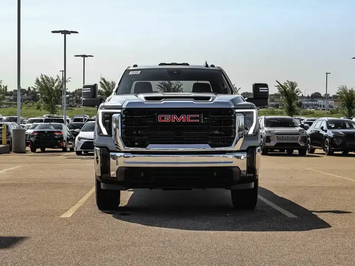 GMC Sierra 3500Hd 2026 photo 3