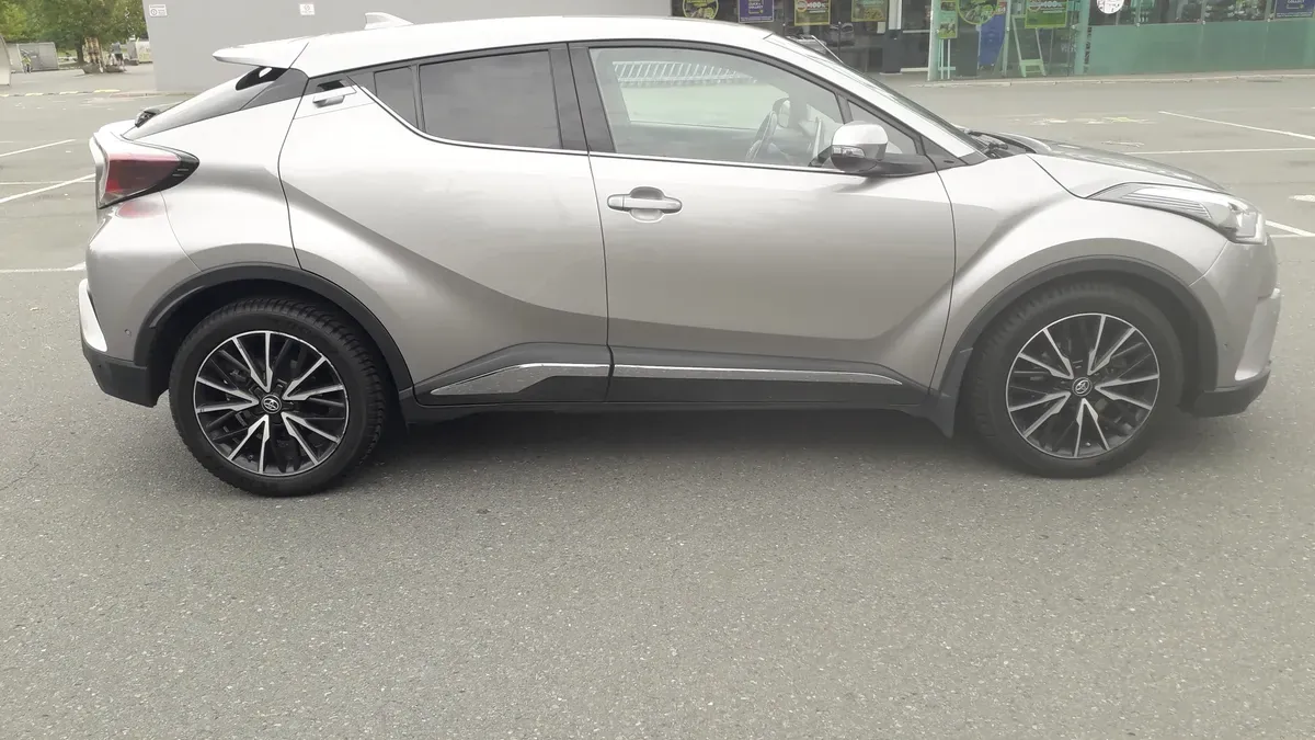 Toyota C-Hr 2017 photo 2