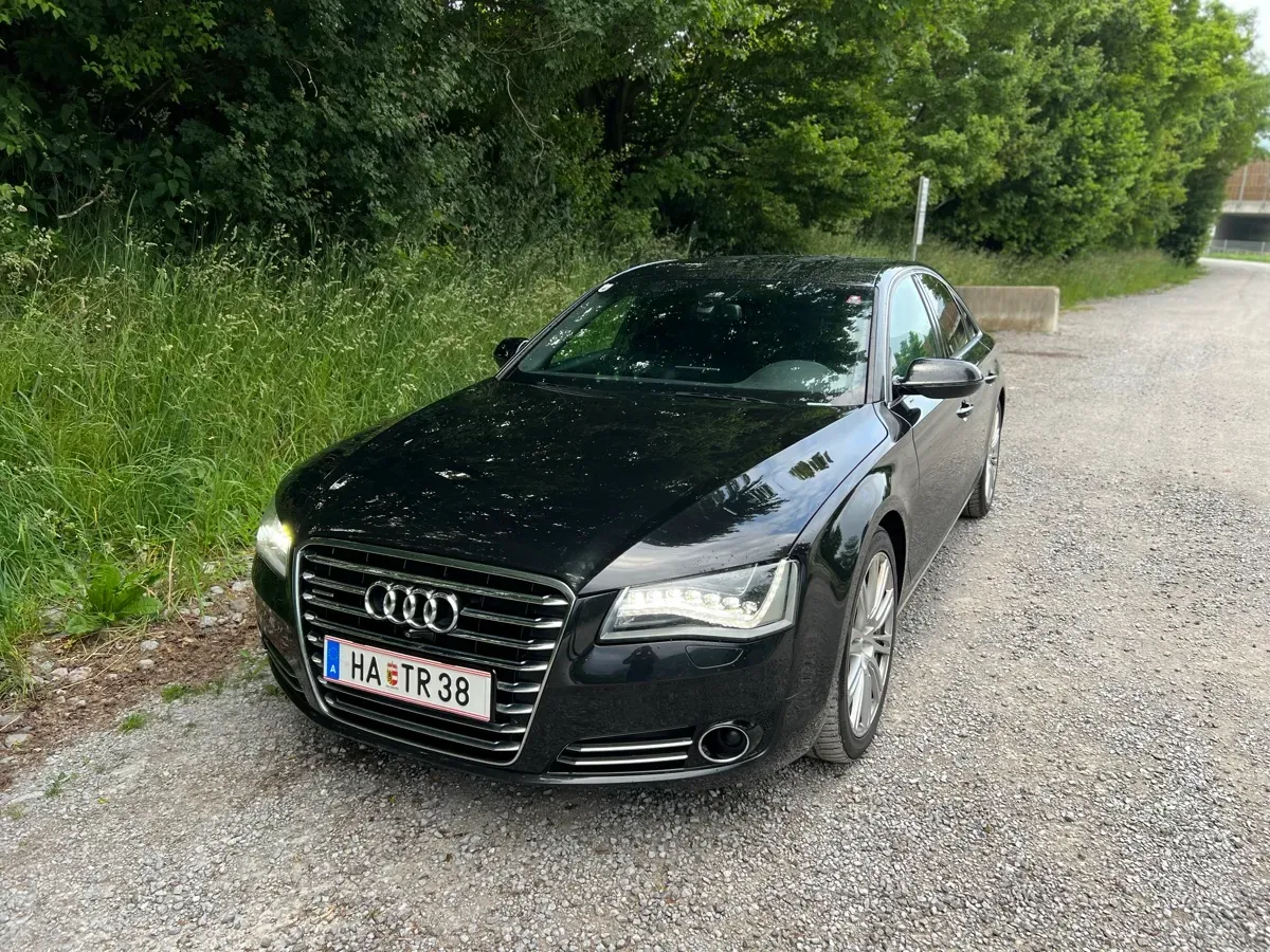 Audi A8 2012 photo 2