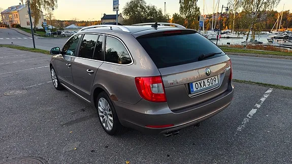 Skoda Superb 2012 photo 4