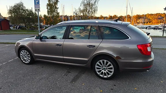 Skoda Superb 2012 photo 3