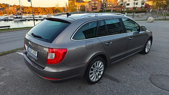Skoda Superb 2012 photo 5