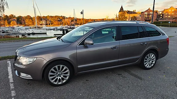 Skoda Superb 2012 photo 2