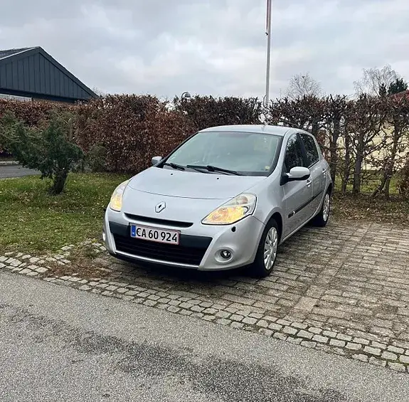 Renault Clio Iii 2011 photo 2