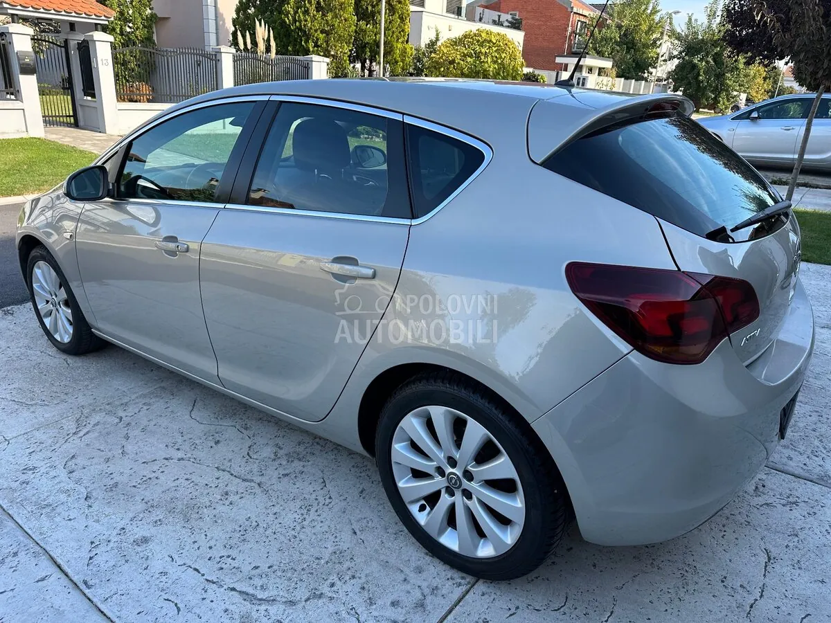 Opel Astra 2012 photo 4