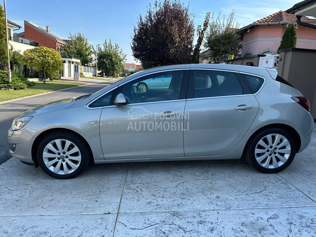 Opel Astra 2012 photo 3
