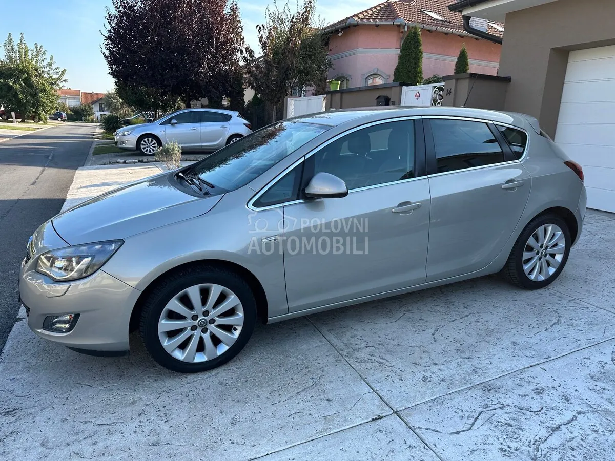 Opel Astra 2012 photo 2