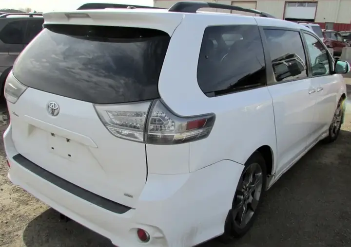 Toyota Sienna 2013 photo 4