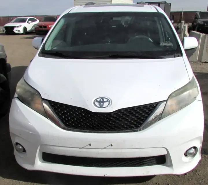 Toyota Sienna 2013 photo 2