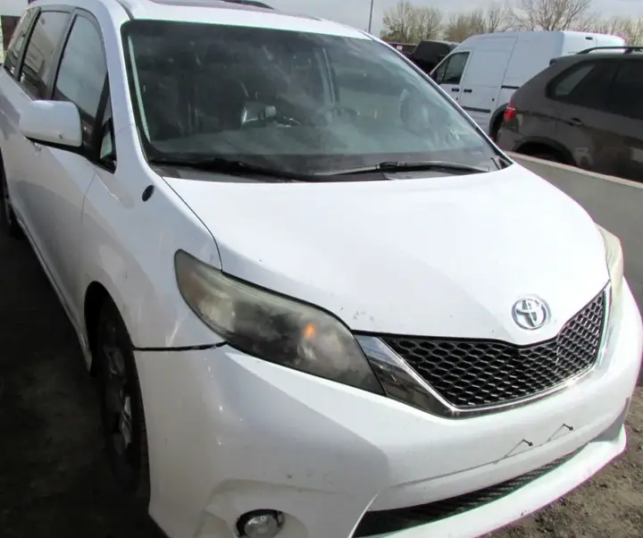 Toyota Sienna 2013 photo 3