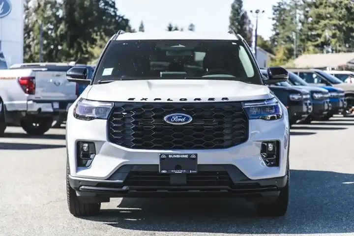 Ford Explorer 2026 photo 2