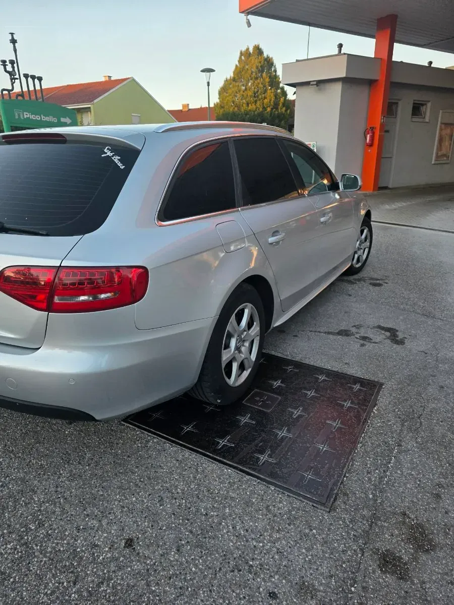 Audi A4 2010 photo 3