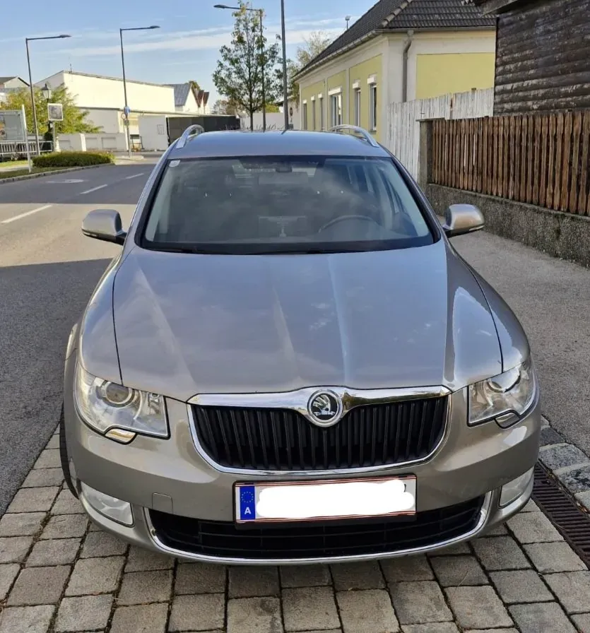 Skoda Superb 2011 photo 3