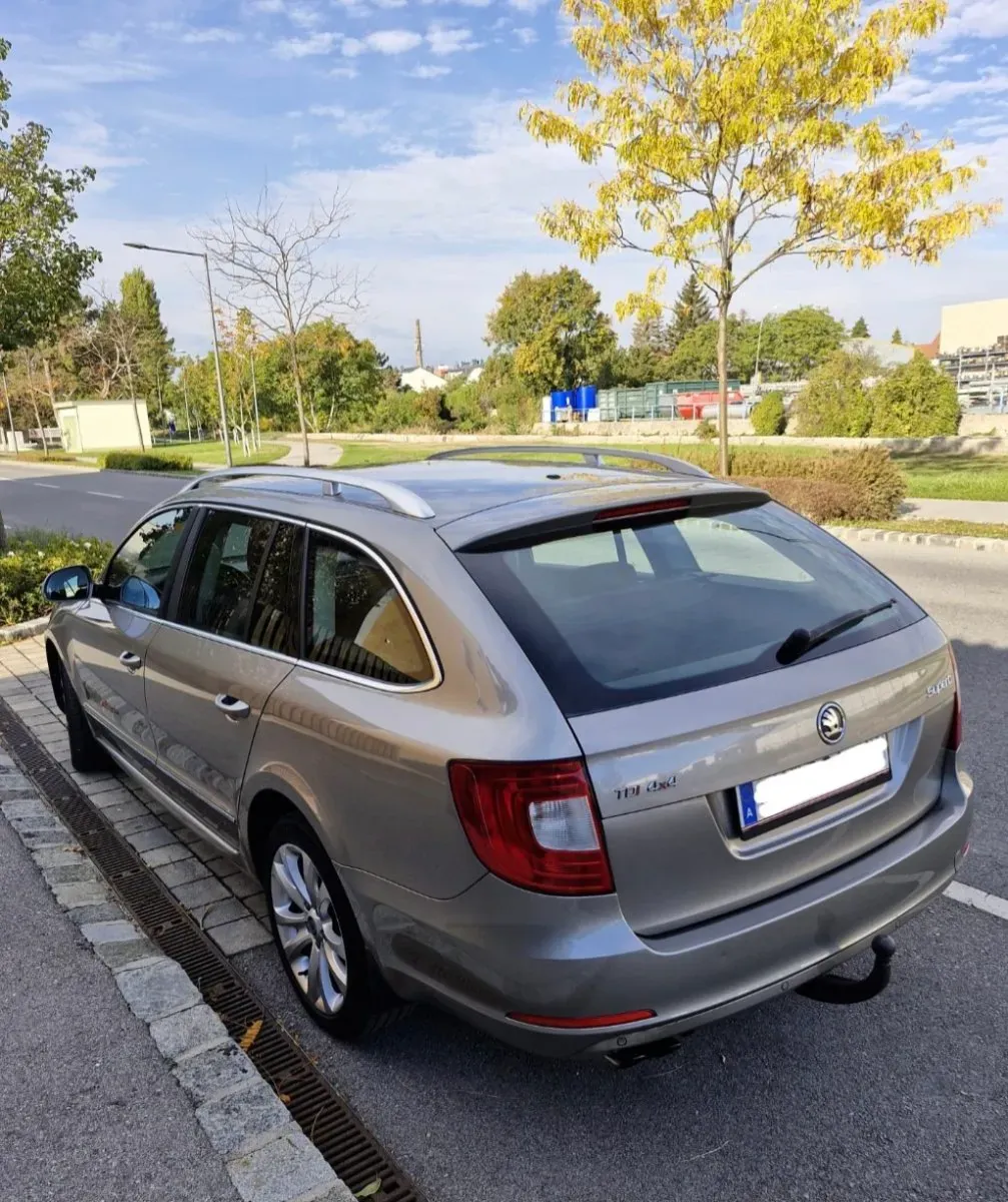 Skoda Superb 2011 photo 2