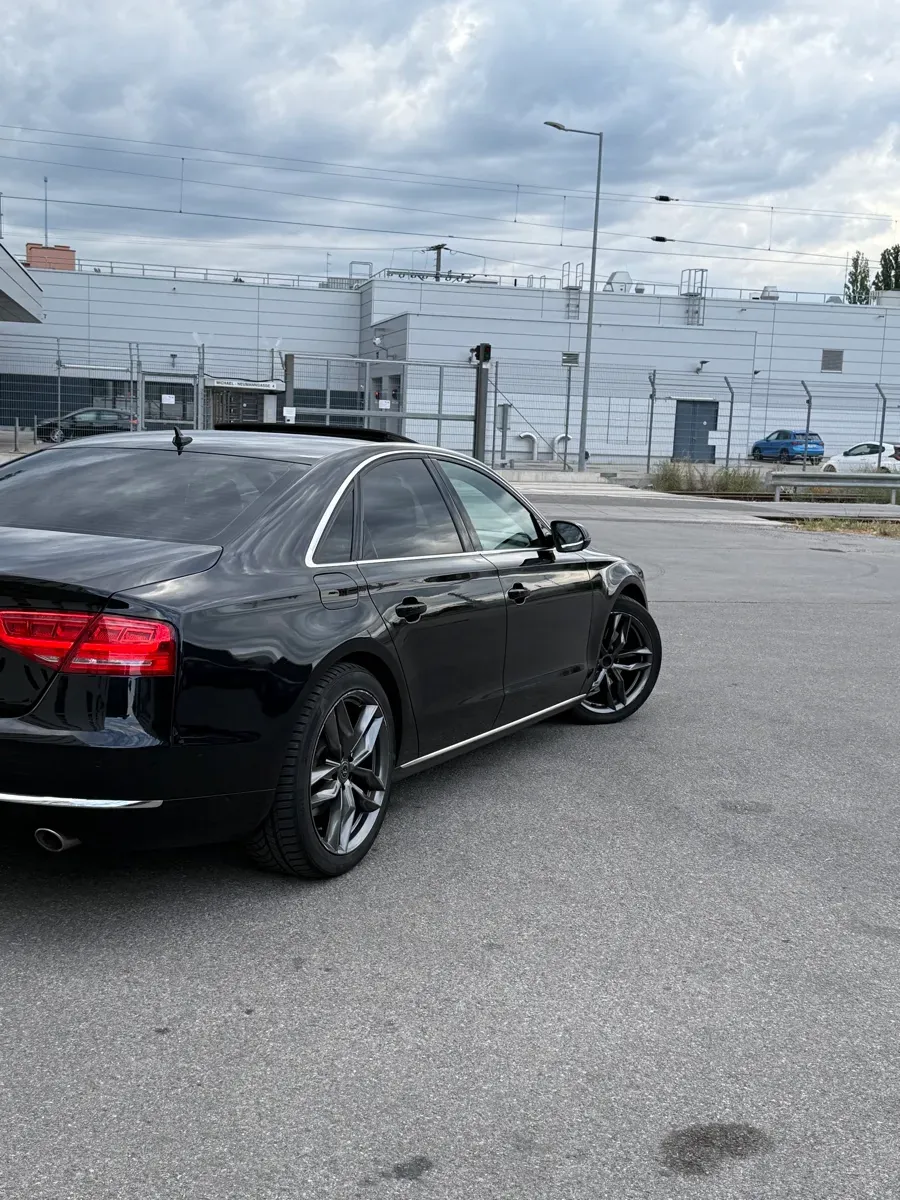 Audi A8 2012 photo 3