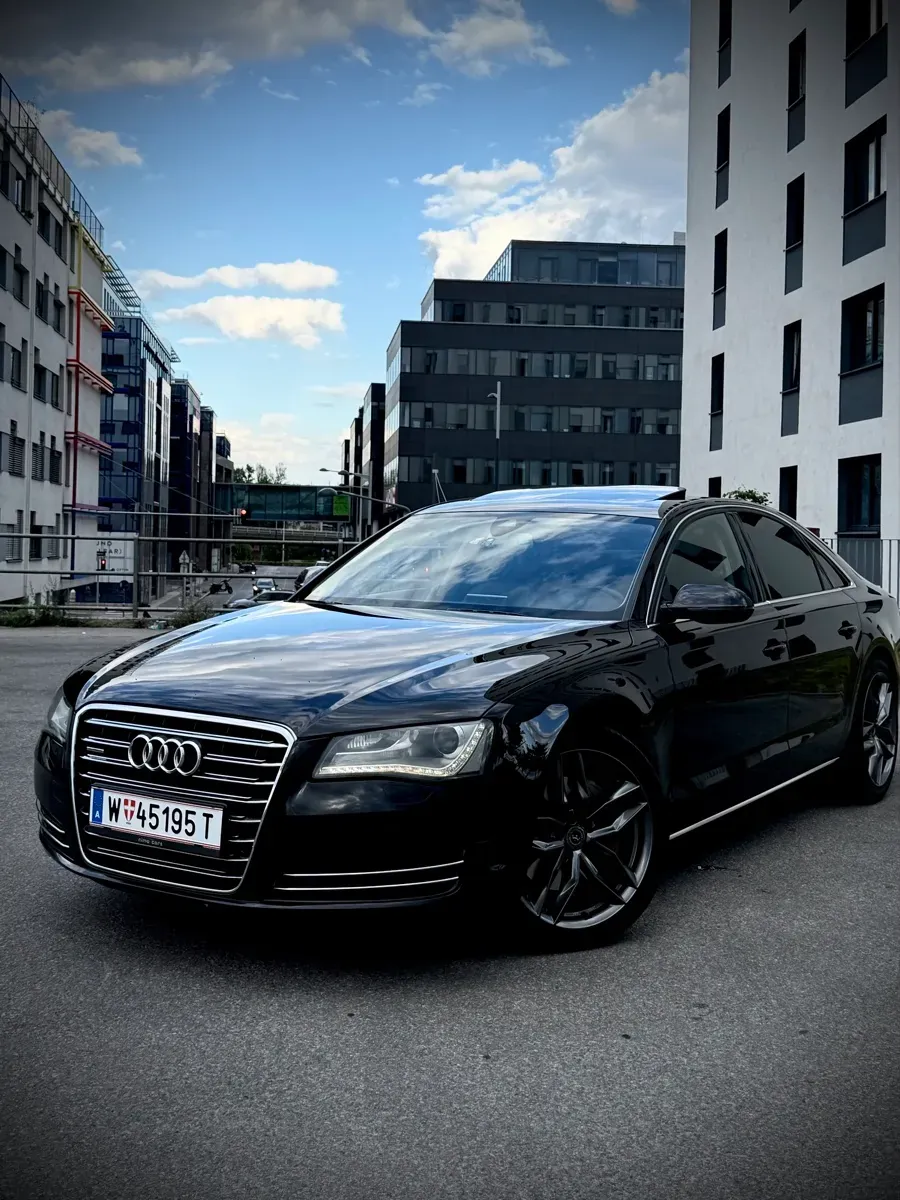 Audi A8 2012 photo 2