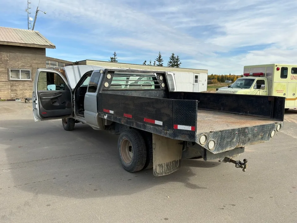 Chevrolet 3500 2004 photo 3