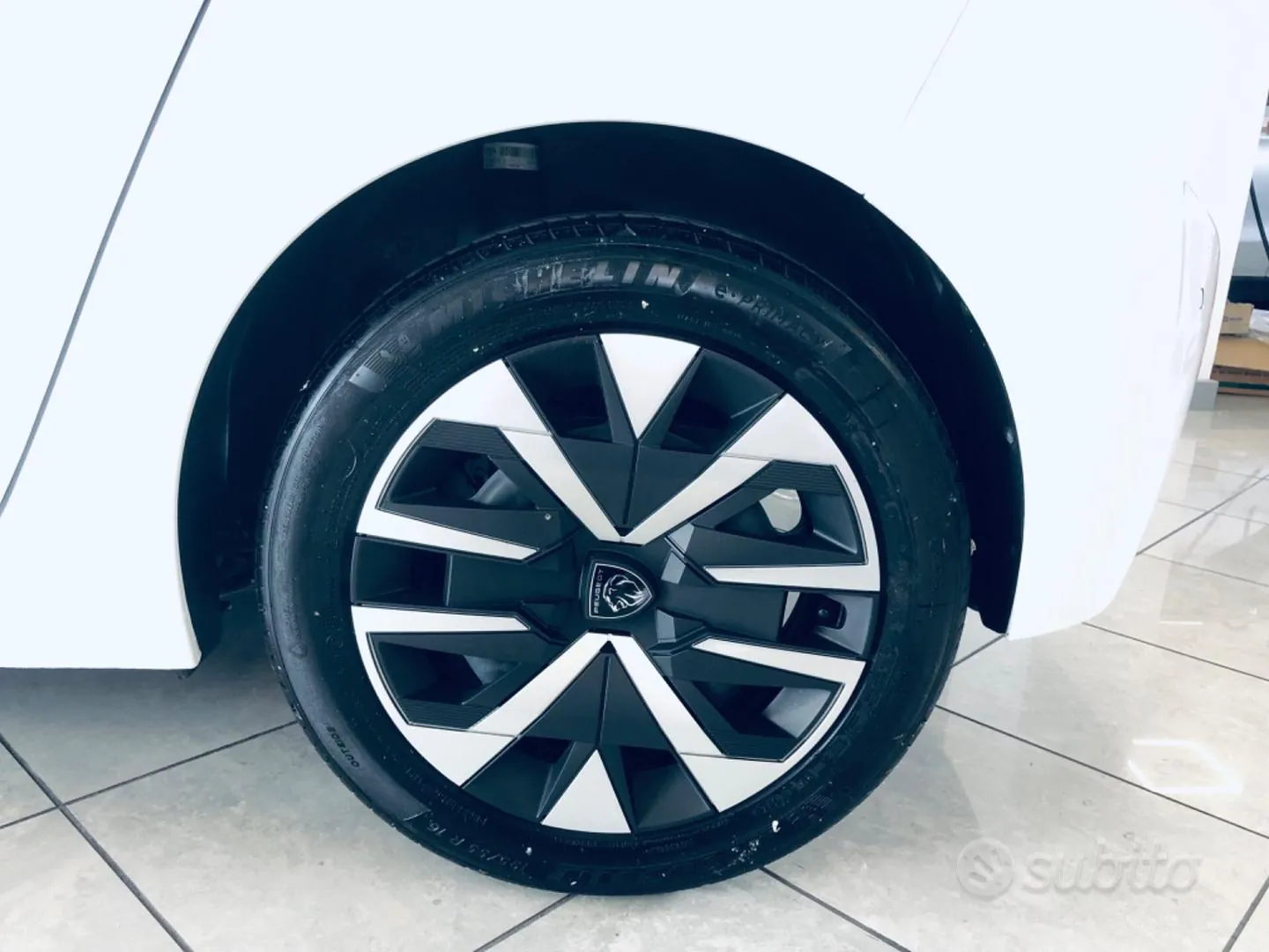 Peugeot 208 2024 photo 3