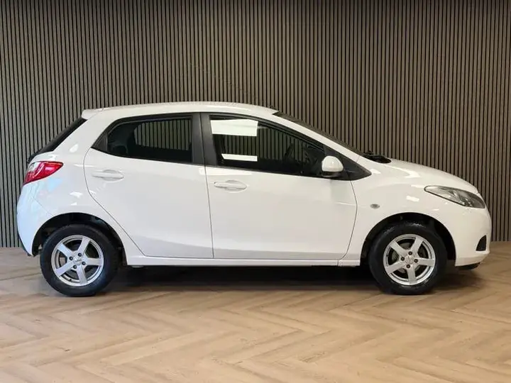 Mazda 2 2011 photo 4