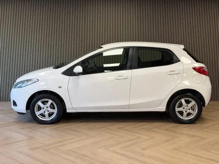 Mazda 2 2011 photo 3